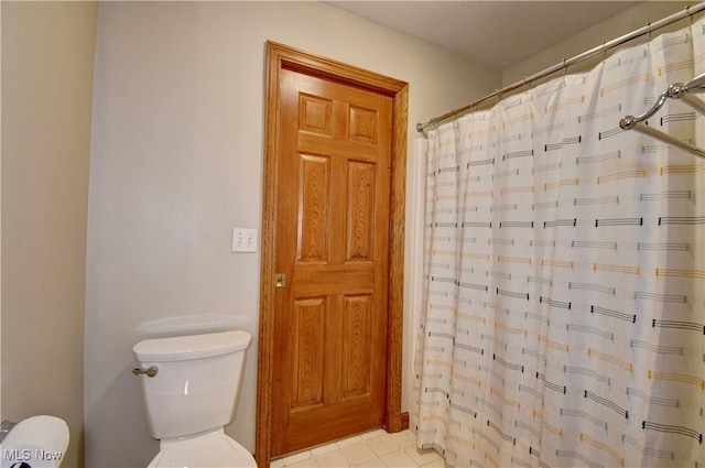 full bathroom featuring toilet and a shower with curtain