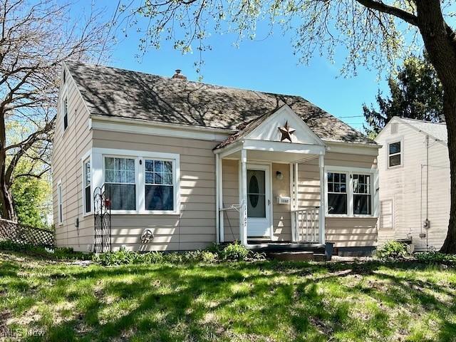 view of front facade with a front yard
