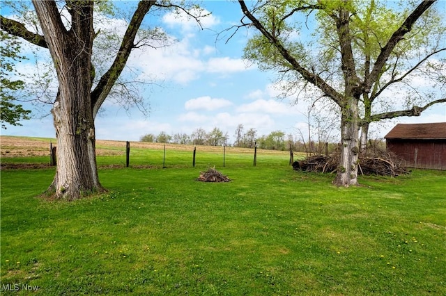 view of yard featuring a rural view