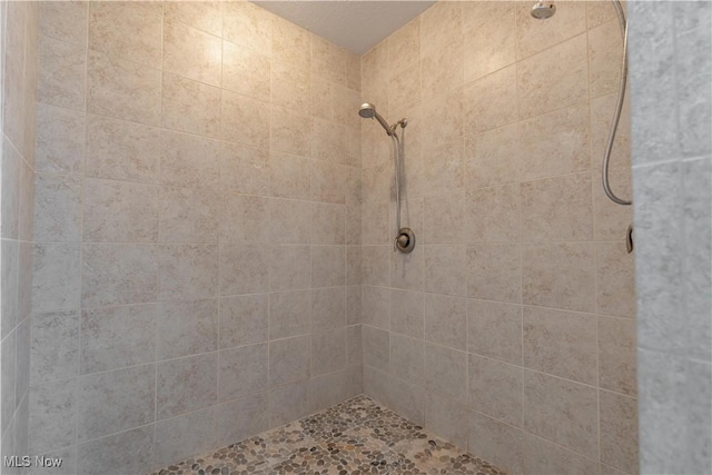 bathroom featuring a tile shower