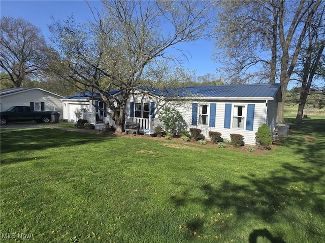 view of front of property featuring a front yard and metal roof
