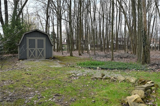 view of yard with an outdoor structure and a storage shed