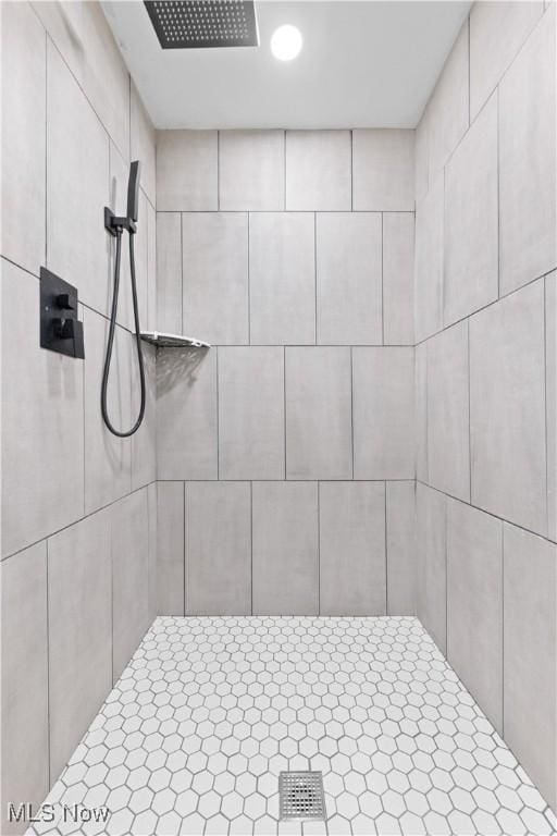 bathroom featuring a tile shower