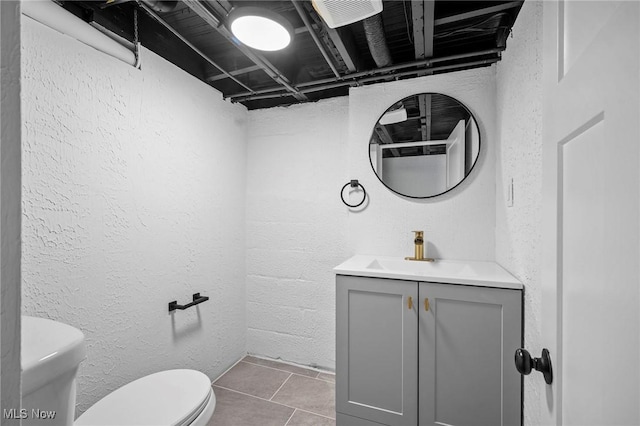 4394 W 139th St, Cleveland, OH 44135 - half bath featuring toilet, a textured wall, tile patterned flooring, and vanity