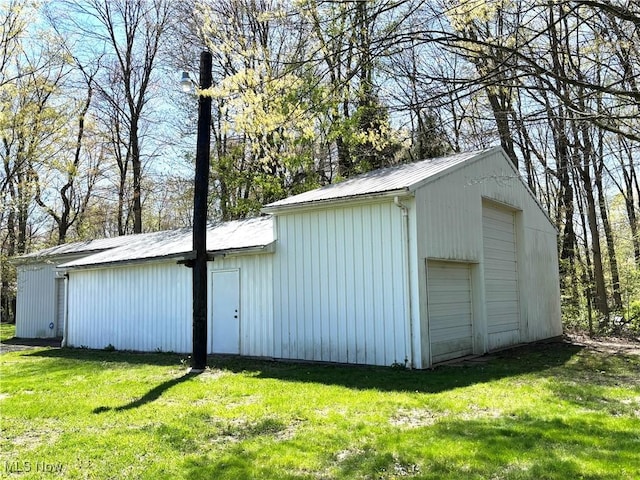 view of outdoor structure with an outbuilding