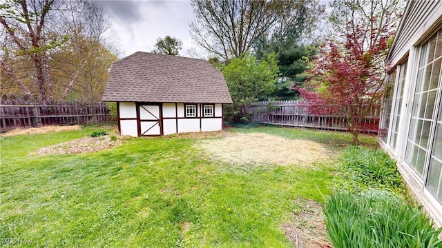 view of yard with a storage shed, an outdoor structure, and a fenced backyard