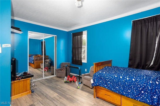 326 N Lyman St, Wadsworth, OH 44281 - bedroom with crown molding, a closet, and wood finished floors