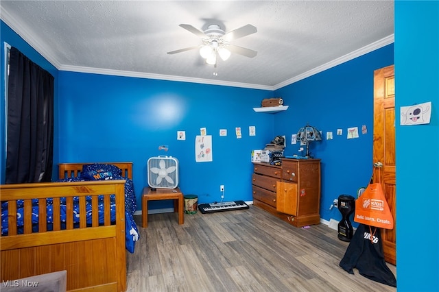 326 N Lyman St, Wadsworth, OH 44281 - bedroom featuring wood finished floors, a ceiling fan, a textured ceiling, baseboards, and ornamental molding