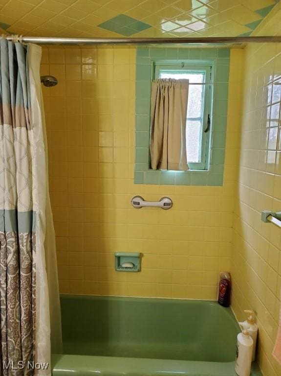 bathroom with shower / bath combo