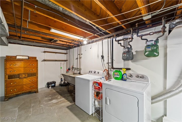 washroom with a sink, laundry area, and washing machine and dryer