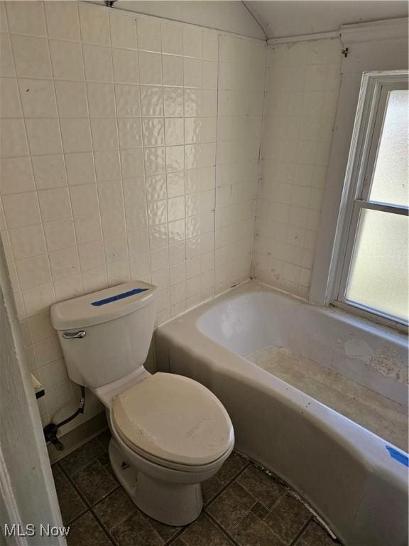 full bathroom featuring toilet and a washtub