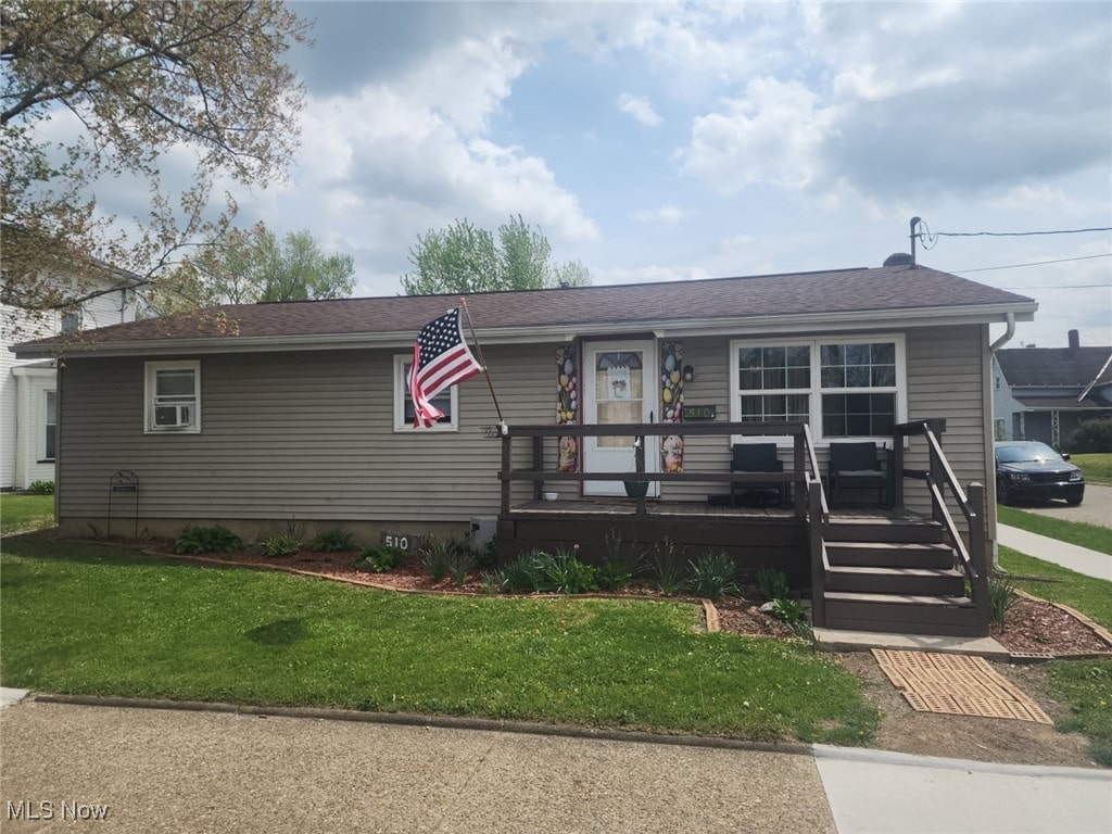 view of front of property featuring covered porch and a front yard