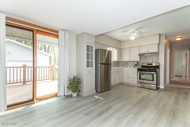 kitchen featuring ceiling fan, stainless steel appliances, light wood-type flooring, and under cabinet range hood