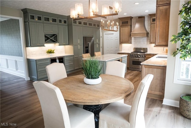dining space featuring an inviting chandelier, baseboards, recessed lighting, and dark wood-type flooring