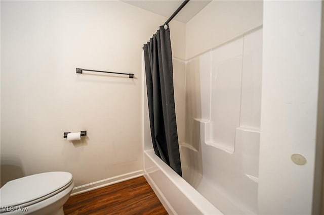 full bath featuring baseboards, shower / bath combo with shower curtain, toilet, and wood finished floors
