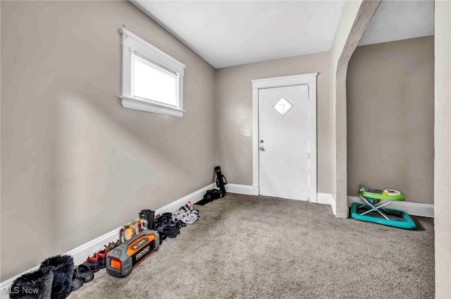entryway featuring carpet floors and baseboards