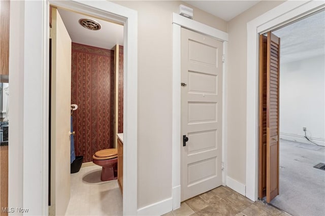 162 S Cedar St, Oberlin, OH 44074 - corridor with baseboards