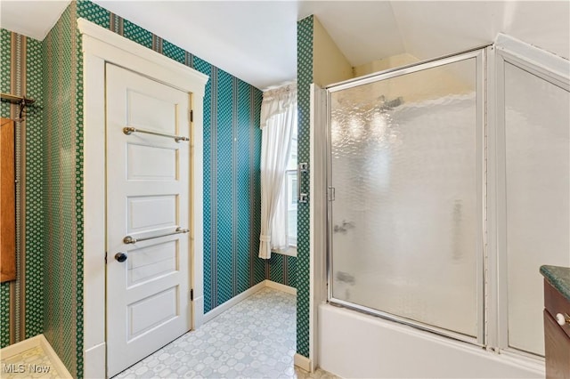 162 S Cedar St, Oberlin, OH 44074 - full bath with wallpapered walls, enclosed tub / shower combo, and baseboards
