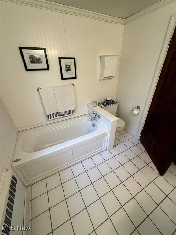 422 Glenwoods Ct, Boardman, OH 44512 - full bath featuring tile patterned flooring, toilet, and a garden tub