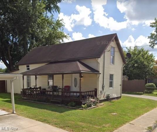 view of front of home featuring a front yard