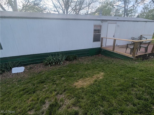 view of side of property featuring a lawn