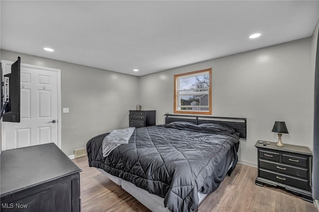 bedroom featuring visible vents, recessed lighting, baseboards, and wood finished floors