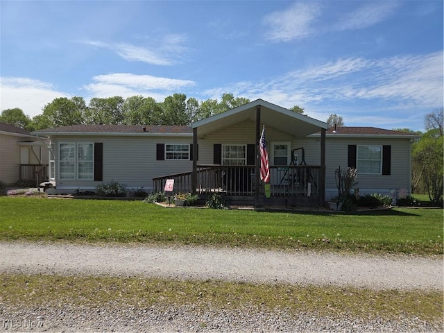 manufactured / mobile home with a front yard