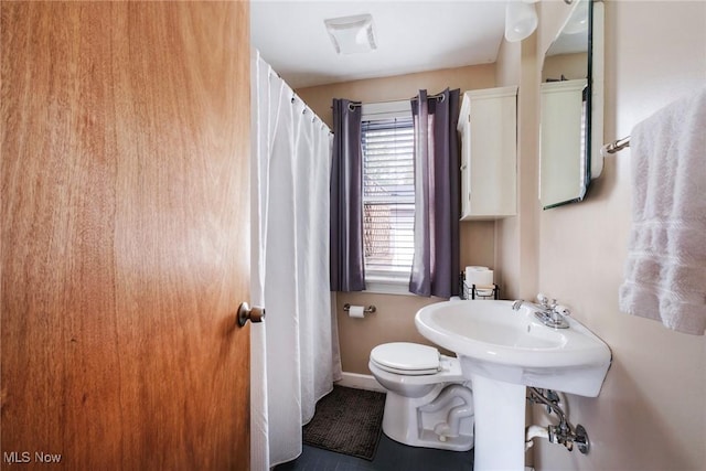 full bathroom with toilet and baseboards