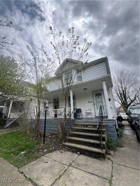 view of front of property featuring covered porch