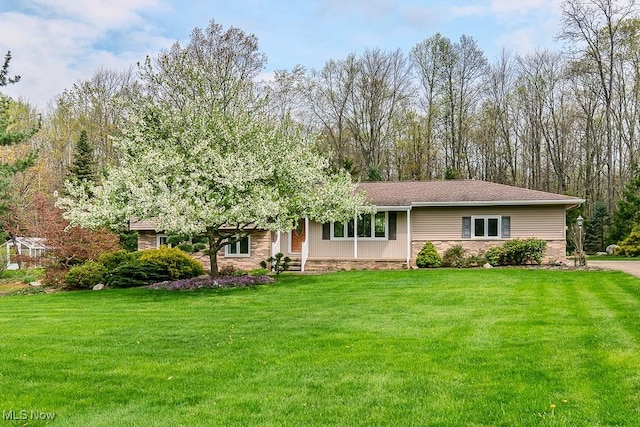 ranch-style house featuring a front yard