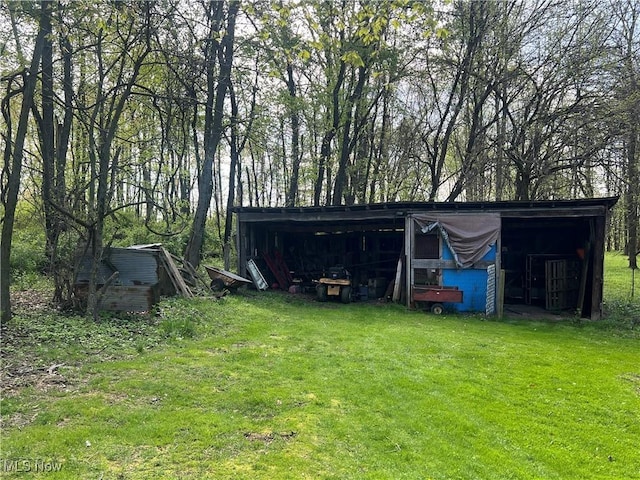 view of yard featuring a pole building and an outbuilding