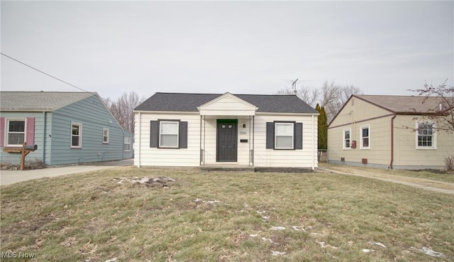 bungalow featuring a front lawn