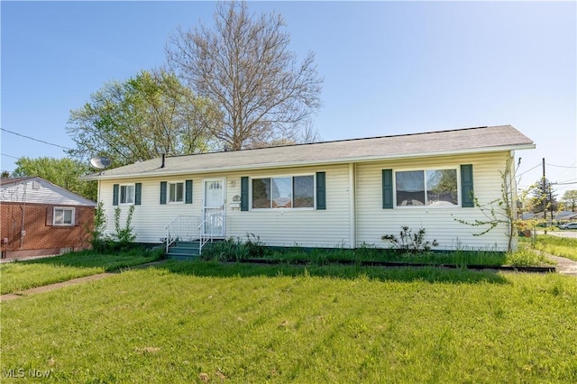 single story home featuring a front lawn