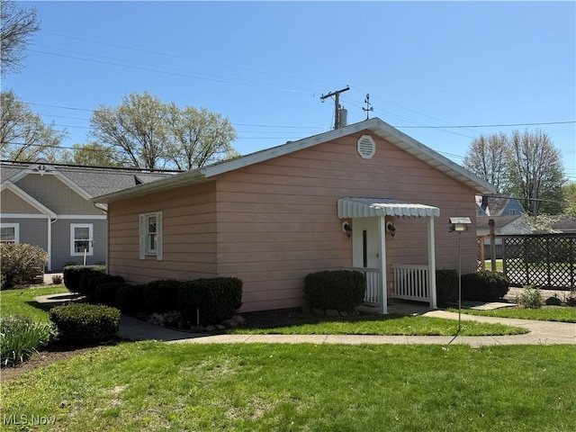 1423 N Wooster Ave, Dover, OH 44622 - view of front of house with a front lawn