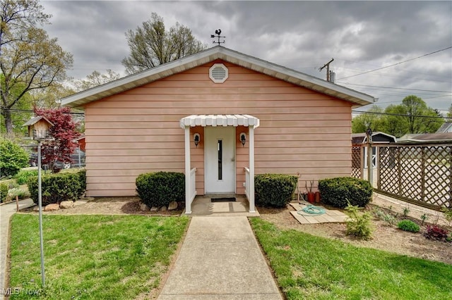 1423 N Wooster Ave, Dover, OH 44622 - bungalow featuring a front yard