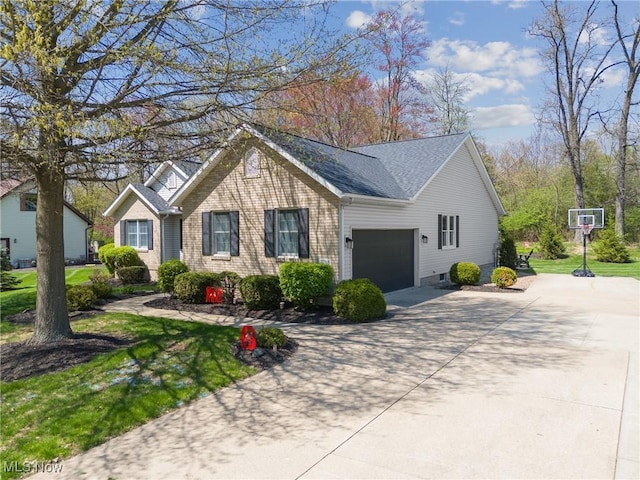 view of side of home featuring an attached garage, roof with shingles, a yard, and driveway