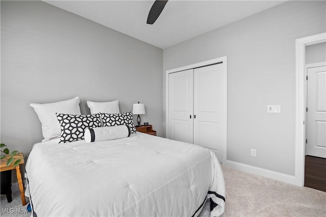 bedroom with baseboards, a ceiling fan, a closet, and carpet flooring
