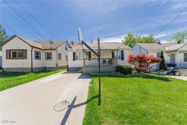 view of front of property featuring a front lawn