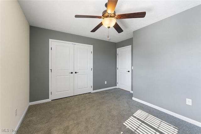 unfurnished bedroom with carpet floors, a ceiling fan, baseboards, and a closet
