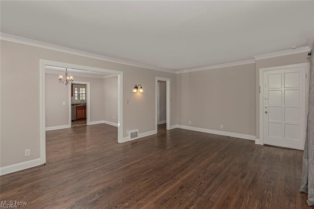 spare room featuring visible vents, ornamental molding, dark wood-style flooring, baseboards, and a notable chandelier