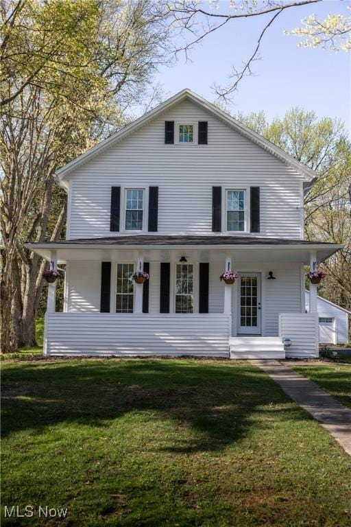 view of front of property featuring a porch and a front yard