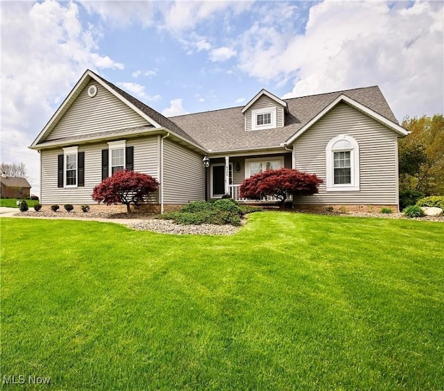 view of front facade with a shingled roof, crawl space, and a front yard