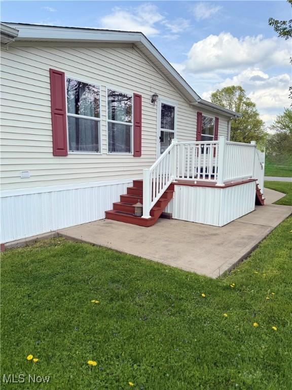 view of front of property with a patio area and a front yard