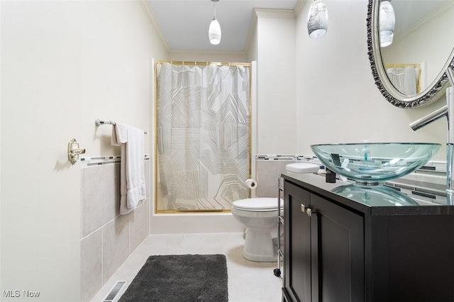 full bathroom featuring ornamental molding, toilet, and a shower with shower curtain