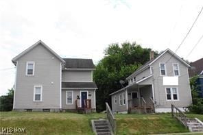 view of front facade featuring a front yard