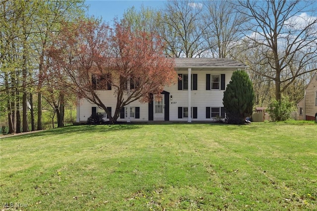 bi-level home featuring a front lawn