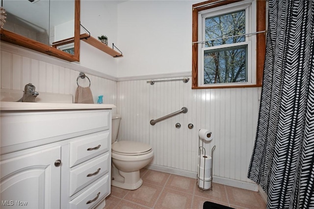 full bath featuring vanity, wainscoting, toilet, and a shower with shower curtain