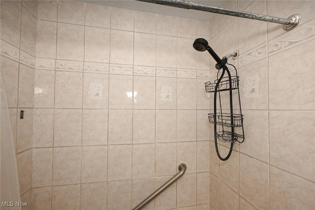 room details featuring tiled shower