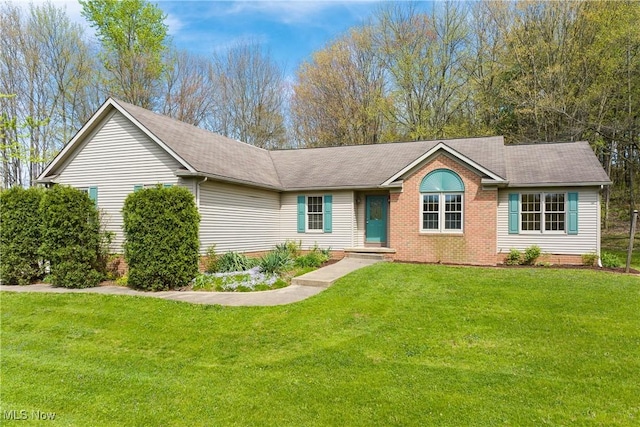 ranch-style home with roof with shingles, a front lawn, and brick siding