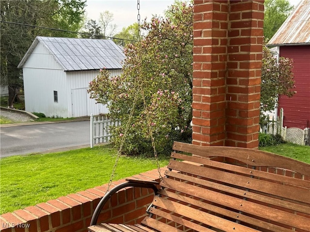view of yard featuring an outbuilding